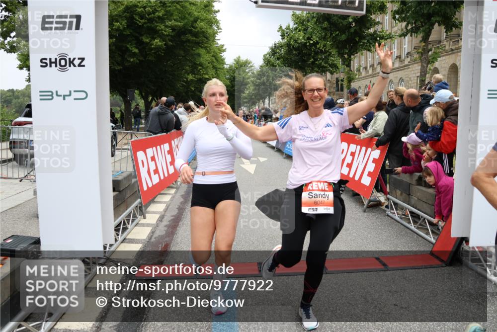 14.06.2026 - REWE Women's Run Strokosch-Dieckow http://msf.ph/oto/9777922 14.06.2026 11:04:13 Ziel 5014, 5015, 5017, 5204, 5551, 5637, 5638, 5684, 5876, 5893, 5920, 6042, 6046, 6047 meine-sportfotos.de