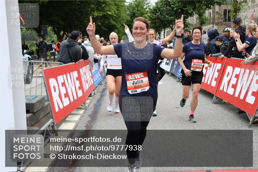 14.06.2026 - REWE Women's Run Strokosch-Dieckow http://msf.ph/oto/9777938 14.06.2026 11:04:11 Ziel 5014, 5015, 5017, 5195, 5204, 5551, 5637, 5638, 5684, 5876, 5893, 6042, 6046, 6047 meine-sportfotos.de