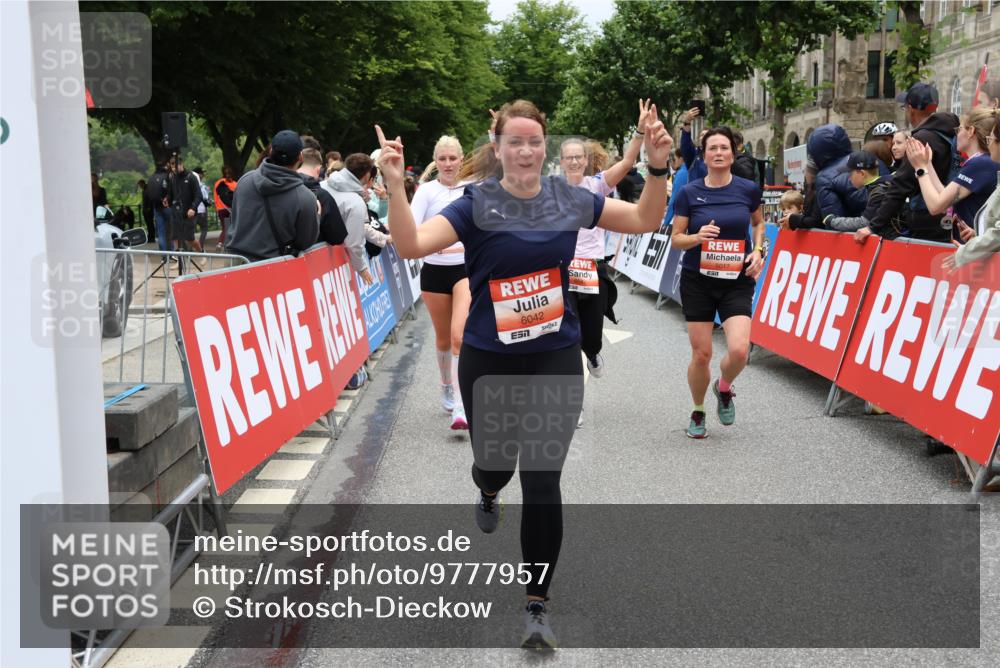 14.06.2026 - REWE Women's Run Strokosch-Dieckow http://msf.ph/oto/9777957 14.06.2026 11:04:11 Ziel 5014, 5015, 5017, 5195, 5204, 5551, 5637, 5638, 5684, 5876, 5893, 6042, 6046, 6047 meine-sportfotos.de