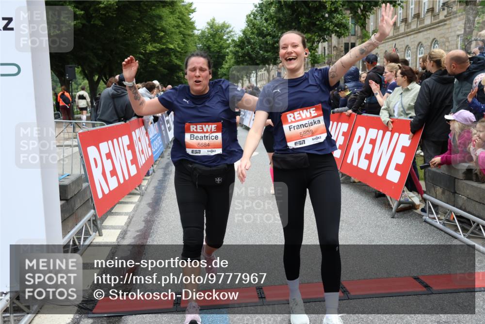 14.06.2026 - REWE Women's Run Strokosch-Dieckow http://msf.ph/oto/9777967 14.06.2026 11:04:08 Ziel 5017, 5195, 5204, 5551, 5637, 5638, 5684, 5876, 5893, 6042, 6047 meine-sportfotos.de