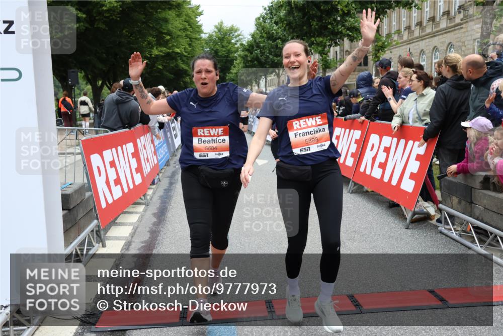 14.06.2026 - REWE Women's Run Strokosch-Dieckow http://msf.ph/oto/9777973 14.06.2026 11:04:08 Ziel 5017, 5195, 5204, 5551, 5637, 5638, 5684, 5876, 5893, 6042, 6047 meine-sportfotos.de