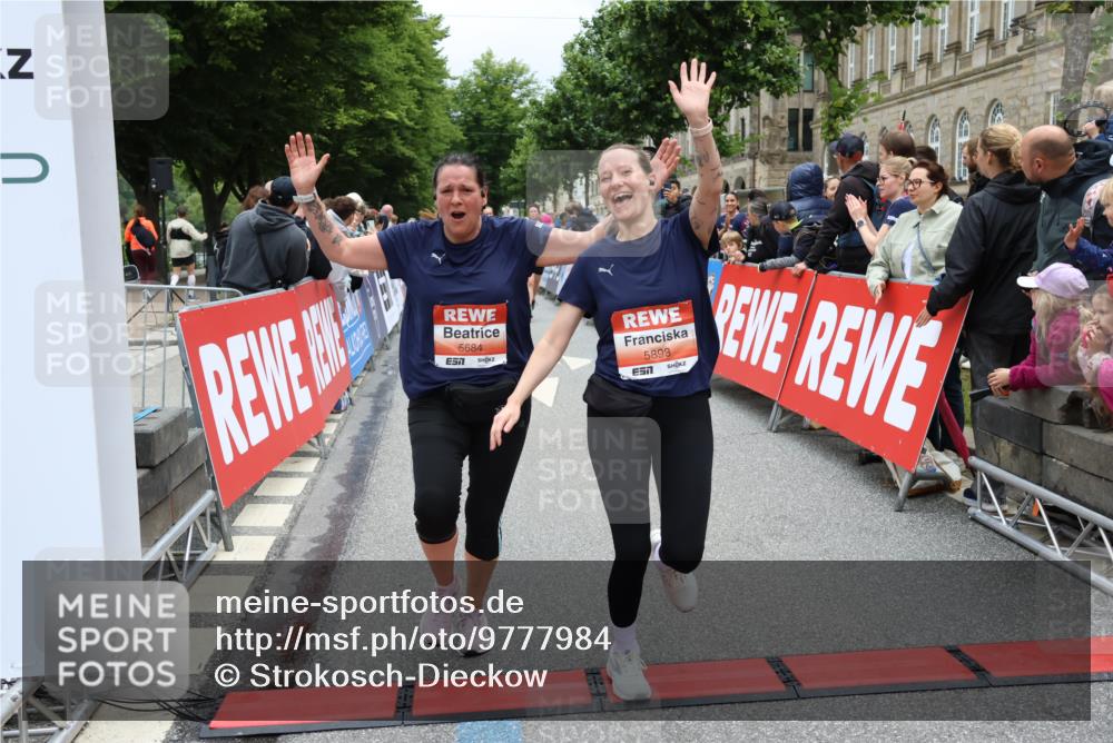 14.06.2026 - REWE Women's Run Strokosch-Dieckow http://msf.ph/oto/9777984 14.06.2026 11:04:08 Ziel 5017, 5195, 5204, 5551, 5637, 5638, 5684, 5876, 5893, 6042, 6047 meine-sportfotos.de