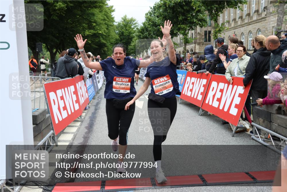 14.06.2026 - REWE Women's Run Strokosch-Dieckow http://msf.ph/oto/9777994 14.06.2026 11:04:08 Ziel 5017, 5195, 5204, 5551, 5637, 5638, 5684, 5876, 5893, 6042, 6047 meine-sportfotos.de