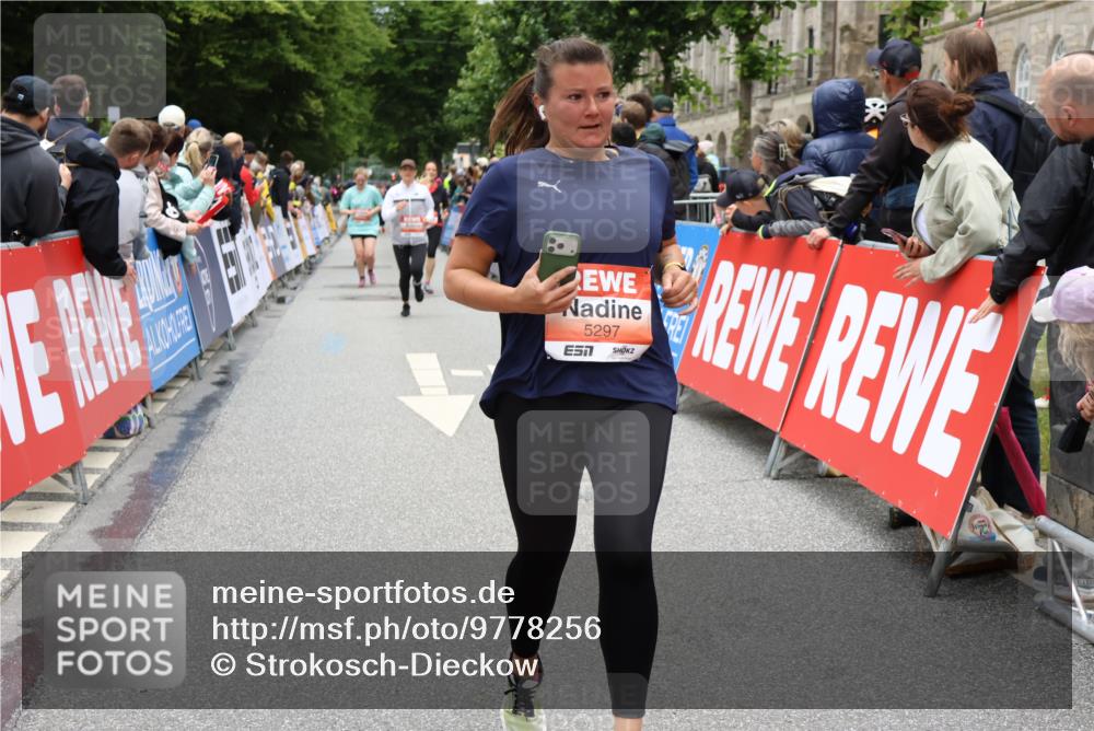 14.06.2026 - REWE Women's Run Strokosch-Dieckow http://msf.ph/oto/9778256 14.06.2026 11:03:47 Ziel 5137, 5297, 5454, 5823 meine-sportfotos.de