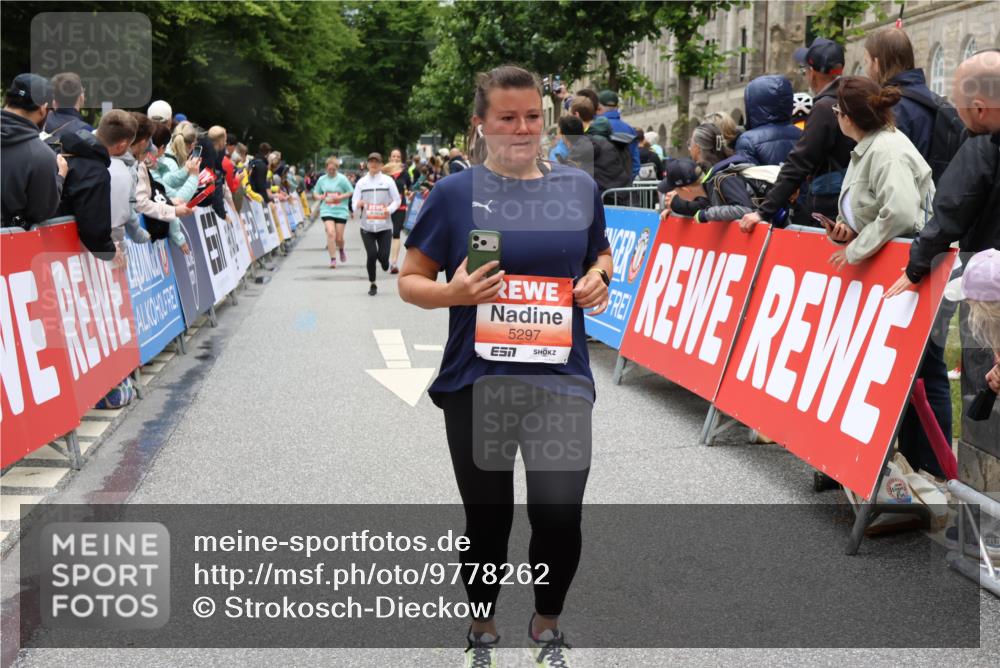 14.06.2026 - REWE Women's Run Strokosch-Dieckow http://msf.ph/oto/9778262 14.06.2026 11:03:47 Ziel 5137, 5297, 5454, 5823 meine-sportfotos.de