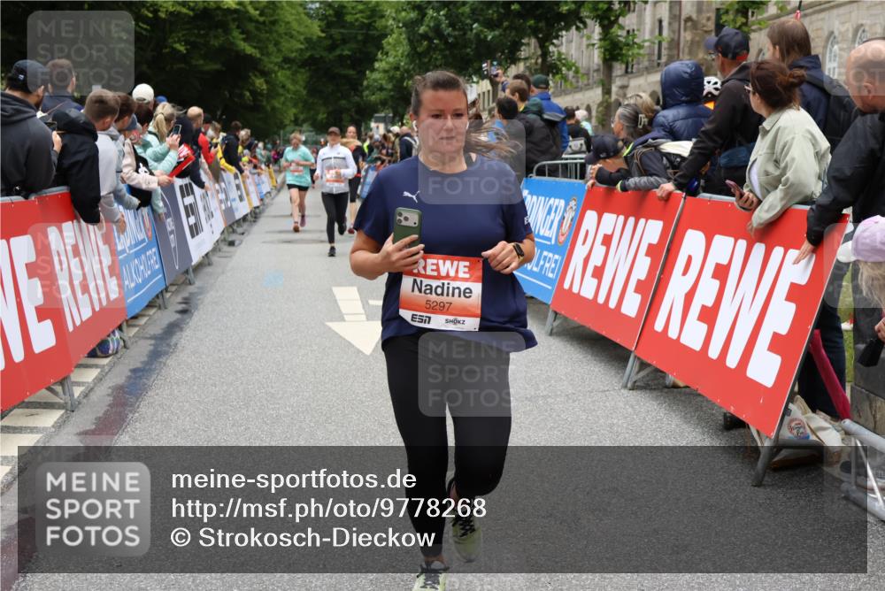 14.06.2026 - REWE Women's Run Strokosch-Dieckow http://msf.ph/oto/9778268 14.06.2026 11:03:47 Ziel 5137, 5297, 5454, 5823 meine-sportfotos.de