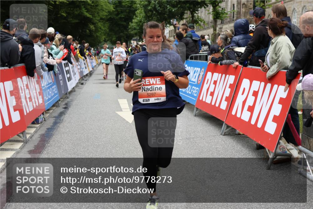 14.06.2026 - REWE Women's Run Strokosch-Dieckow http://msf.ph/oto/9778273 14.06.2026 11:03:47 Ziel 5137, 5297, 5454, 5823 meine-sportfotos.de
