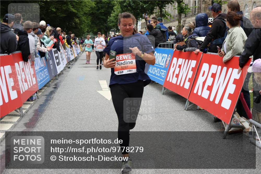 14.06.2026 - REWE Women's Run Strokosch-Dieckow http://msf.ph/oto/9778279 14.06.2026 11:03:47 Ziel 5137, 5297, 5454, 5823 meine-sportfotos.de