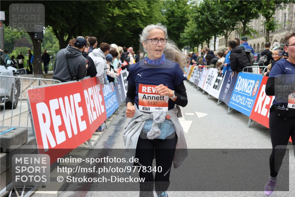 14.06.2026 - REWE Women's Run Strokosch-Dieckow http://msf.ph/oto/9778340 14.06.2026 11:03:41 Ziel 5137, 5167, 5356, 5454, 5566, 5623, 5823, 5835, 5885, 5914, 6009 meine-sportfotos.de