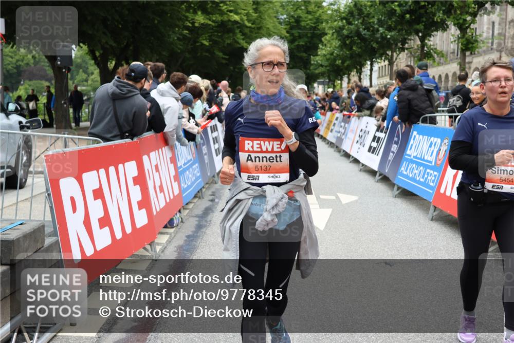 14.06.2026 - REWE Women's Run Strokosch-Dieckow http://msf.ph/oto/9778345 14.06.2026 11:03:41 Ziel 5137, 5167, 5356, 5454, 5566, 5623, 5823, 5835, 5885, 5914, 6009 meine-sportfotos.de