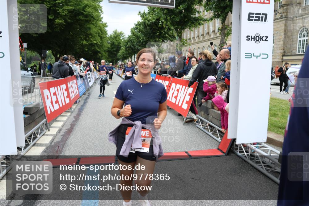 14.06.2026 - REWE Women's Run Strokosch-Dieckow http://msf.ph/oto/9778365 14.06.2026 11:03:39 Ziel 5137, 5167, 5356, 5454, 5566, 5623, 5835, 5885, 5914, 6009 meine-sportfotos.de