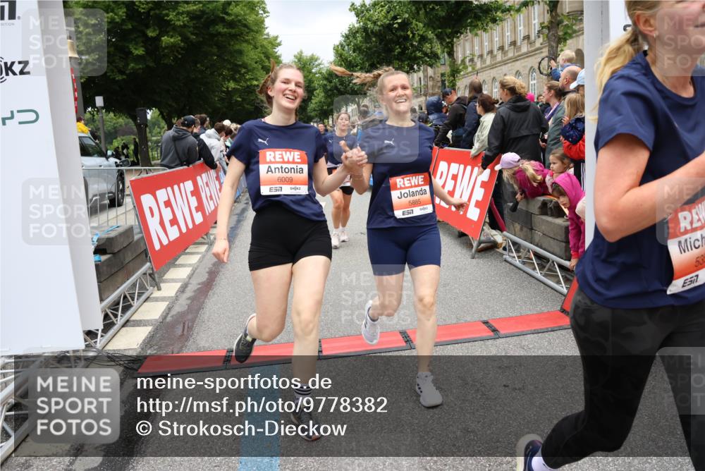 14.06.2026 - REWE Women's Run Strokosch-Dieckow http://msf.ph/oto/9778382 14.06.2026 11:03:37 Ziel 5137, 5167, 5356, 5566, 5623, 5835, 5885, 5914, 6009 meine-sportfotos.de