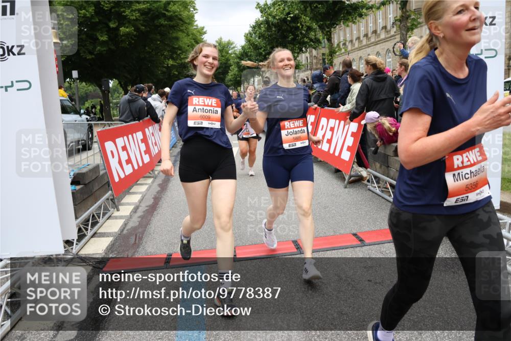 14.06.2026 - REWE Women's Run Strokosch-Dieckow http://msf.ph/oto/9778387 14.06.2026 11:03:37 Ziel 5137, 5167, 5356, 5566, 5623, 5835, 5885, 5914, 6009 meine-sportfotos.de
