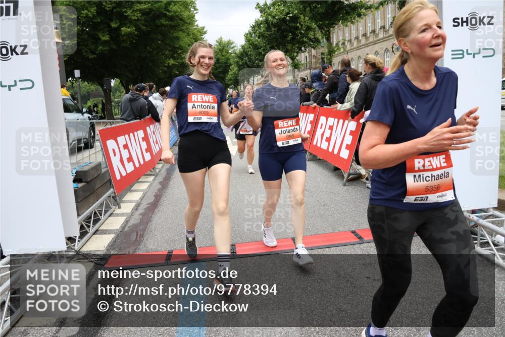 14.06.2026 - REWE Women's Run Strokosch-Dieckow http://msf.ph/oto/9778394 14.06.2026 11:03:37 Ziel 5137, 5167, 5356, 5566, 5623, 5835, 5885, 5914, 6009 meine-sportfotos.de