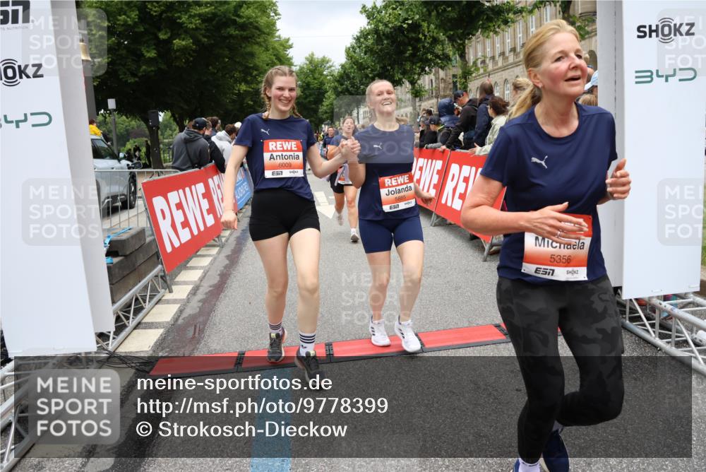 14.06.2026 - REWE Women's Run Strokosch-Dieckow http://msf.ph/oto/9778399 14.06.2026 11:03:37 Ziel 5137, 5167, 5356, 5566, 5623, 5835, 5885, 5914, 6009 meine-sportfotos.de