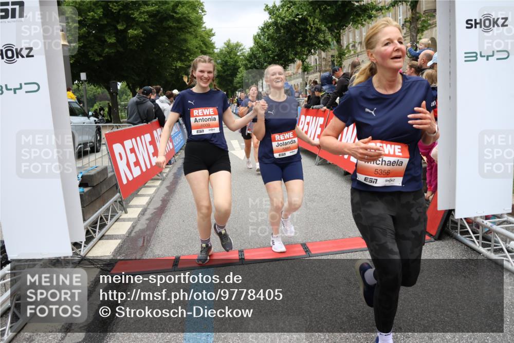 14.06.2026 - REWE Women's Run Strokosch-Dieckow http://msf.ph/oto/9778405 14.06.2026 11:03:37 Ziel 5137, 5167, 5356, 5566, 5623, 5835, 5885, 5914, 6009 meine-sportfotos.de