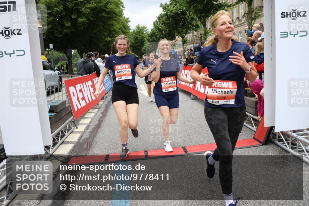 14.06.2026 - REWE Women's Run Strokosch-Dieckow http://msf.ph/oto/9778411 14.06.2026 11:03:37 Ziel 5137, 5167, 5356, 5566, 5623, 5835, 5885, 5914, 6009 meine-sportfotos.de