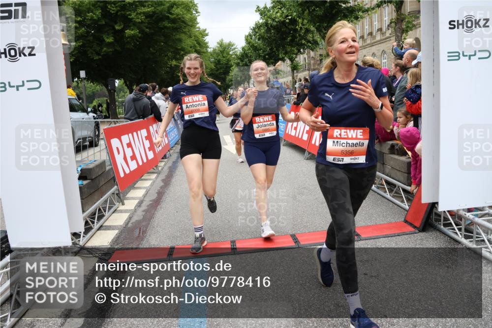 14.06.2026 - REWE Women's Run Strokosch-Dieckow http://msf.ph/oto/9778416 14.06.2026 11:03:37 Ziel 5137, 5167, 5356, 5566, 5623, 5835, 5885, 5914, 6009 meine-sportfotos.de