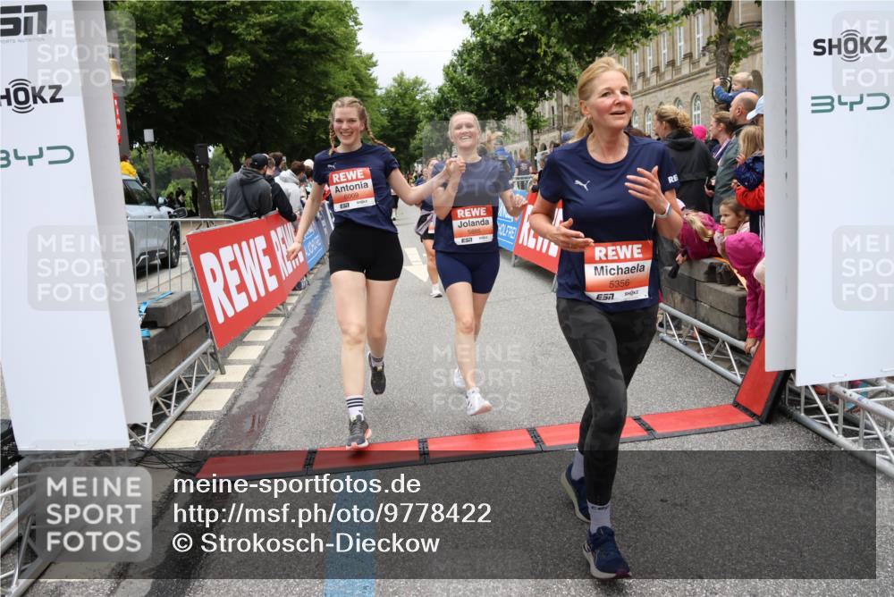 14.06.2026 - REWE Women's Run Strokosch-Dieckow http://msf.ph/oto/9778422 14.06.2026 11:03:37 Ziel 5137, 5167, 5356, 5566, 5623, 5835, 5885, 5914, 6009 meine-sportfotos.de