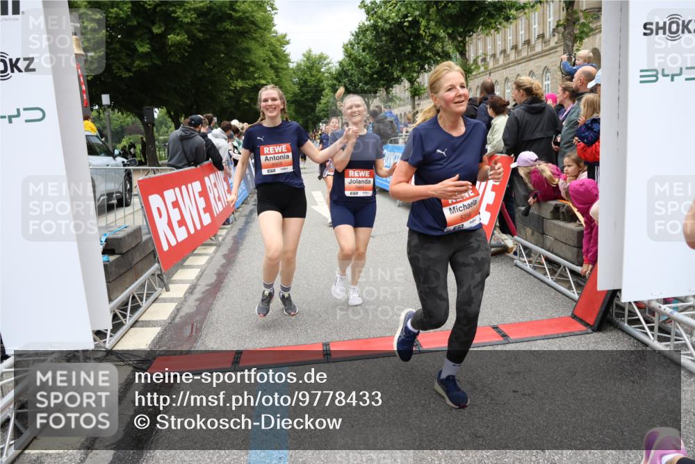 14.06.2026 - REWE Women's Run Strokosch-Dieckow http://msf.ph/oto/9778433 14.06.2026 11:03:37 Ziel 5137, 5167, 5356, 5566, 5623, 5835, 5885, 5914, 6009 meine-sportfotos.de