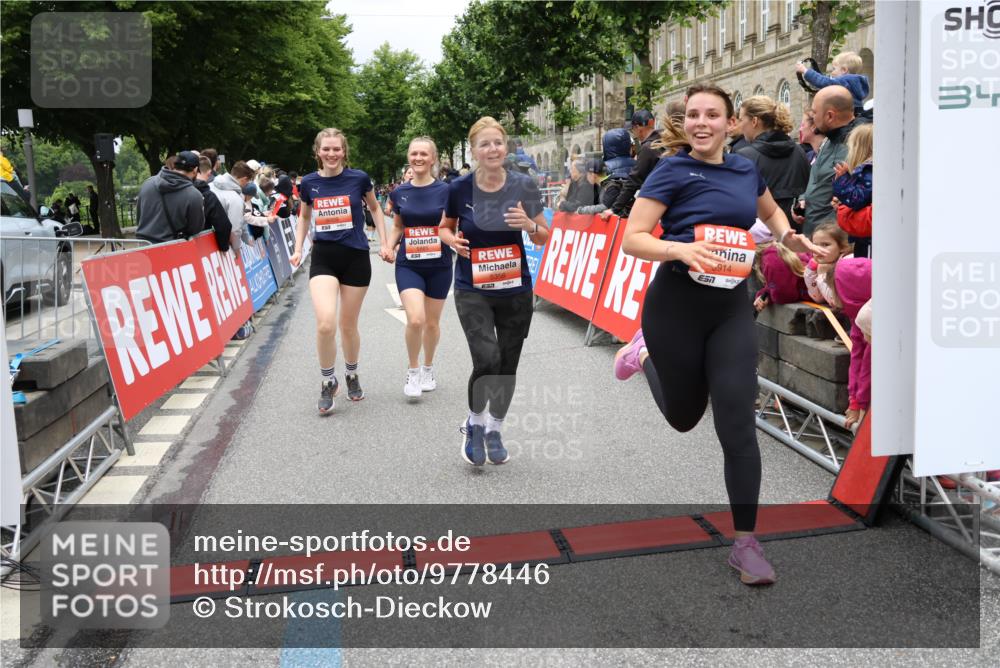 14.06.2026 - REWE Women's Run Strokosch-Dieckow http://msf.ph/oto/9778446 14.06.2026 11:03:36 Ziel 5167, 5356, 5566, 5623, 5835, 5885, 5914, 6009 meine-sportfotos.de
