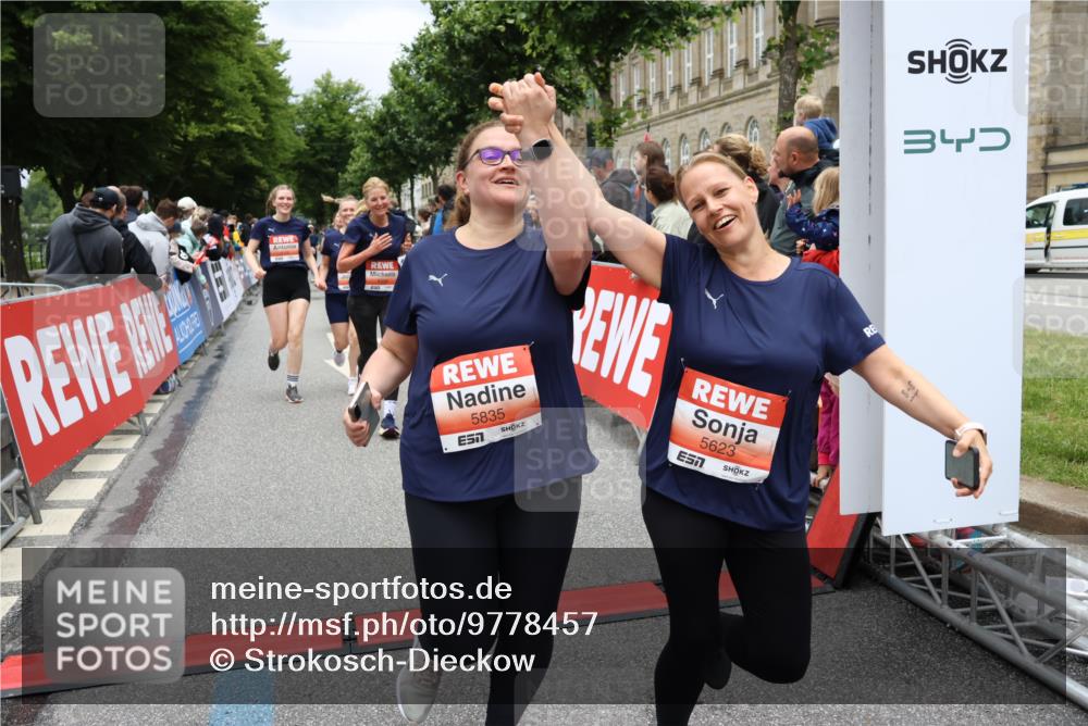 14.06.2026 - REWE Women's Run Strokosch-Dieckow http://msf.ph/oto/9778457 14.06.2026 11:03:35 Ziel 5167, 5356, 5566, 5623, 5835, 5866, 5885, 5914, 5988, 6009 meine-sportfotos.de