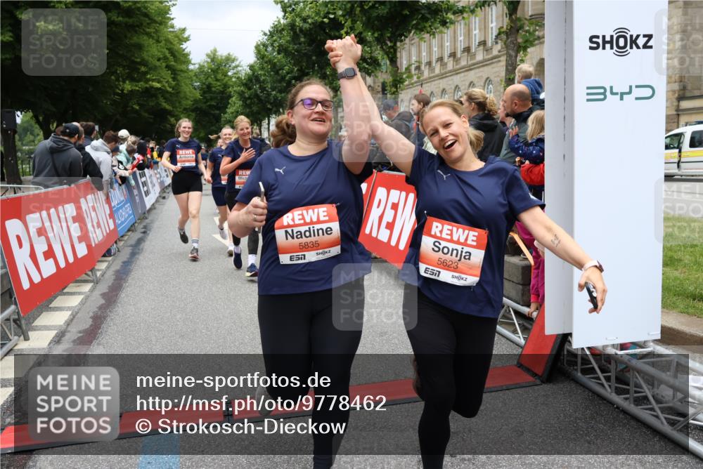 14.06.2026 - REWE Women's Run Strokosch-Dieckow http://msf.ph/oto/9778462 14.06.2026 11:03:35 Ziel 5167, 5356, 5566, 5623, 5835, 5866, 5885, 5914, 5988, 6009 meine-sportfotos.de