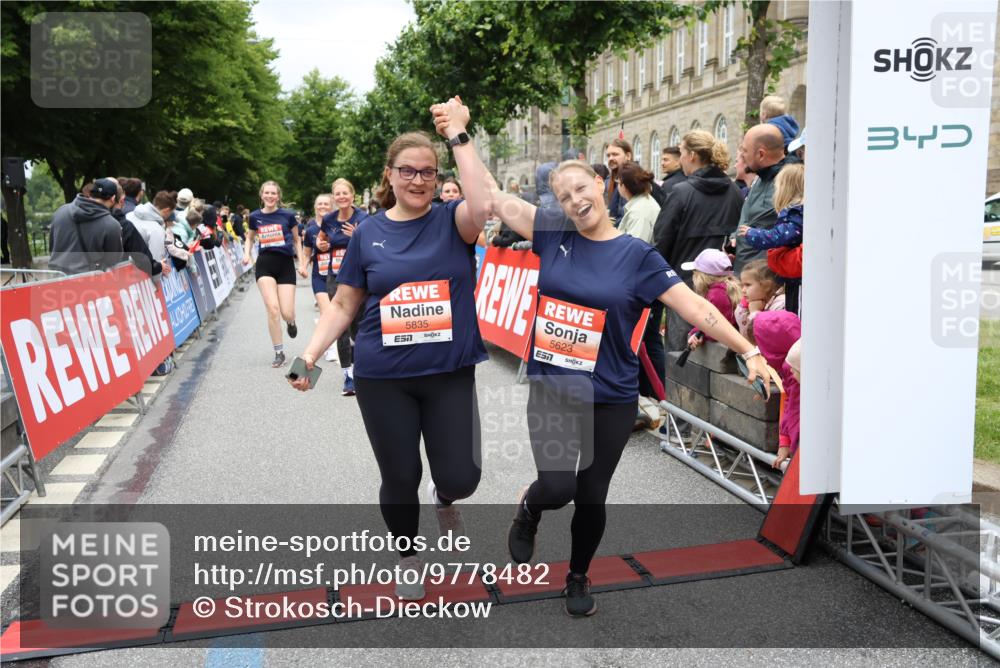 14.06.2026 - REWE Women's Run Strokosch-Dieckow http://msf.ph/oto/9778482 14.06.2026 11:03:35 Ziel 5167, 5356, 5566, 5623, 5835, 5866, 5885, 5914, 5988, 6009 meine-sportfotos.de