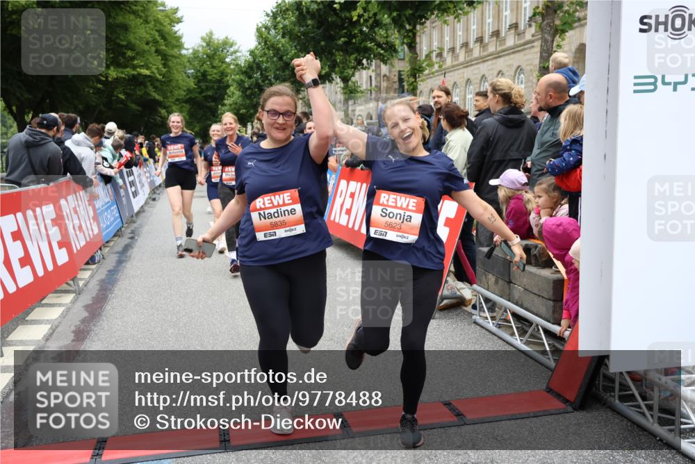 14.06.2026 - REWE Women's Run Strokosch-Dieckow http://msf.ph/oto/9778488 14.06.2026 11:03:35 Ziel 5167, 5356, 5566, 5623, 5835, 5866, 5885, 5914, 5988, 6009 meine-sportfotos.de