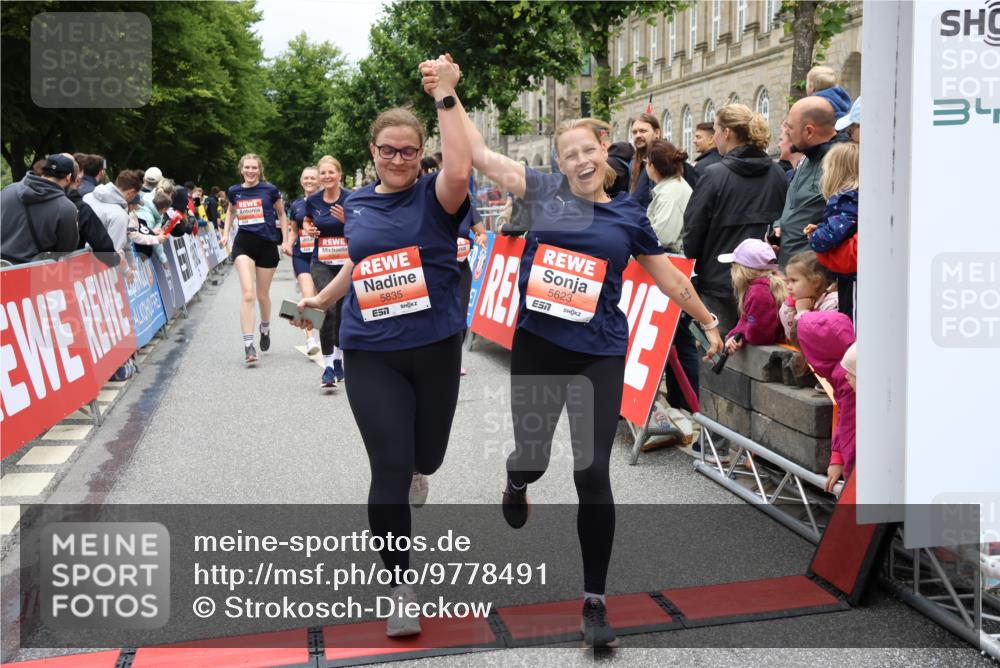 14.06.2026 - REWE Women's Run Strokosch-Dieckow http://msf.ph/oto/9778491 14.06.2026 11:03:35 Ziel 5167, 5356, 5566, 5623, 5835, 5866, 5885, 5914, 5988, 6009 meine-sportfotos.de