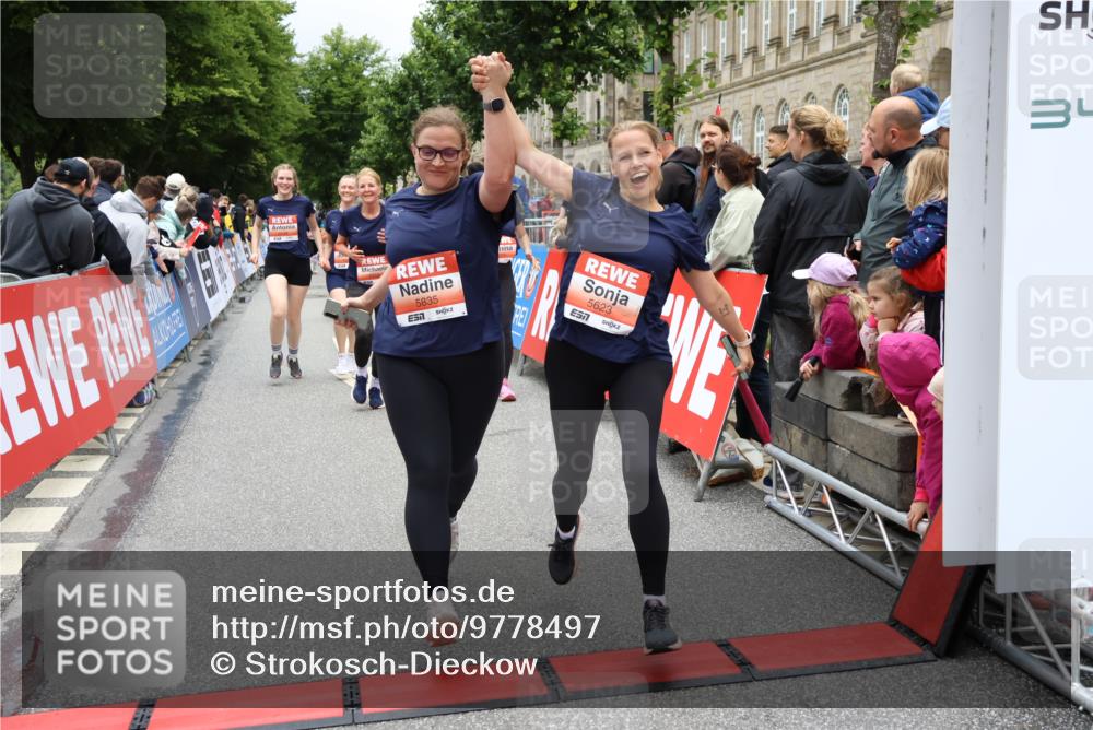 14.06.2026 - REWE Women's Run Strokosch-Dieckow http://msf.ph/oto/9778497 14.06.2026 11:03:35 Ziel 5167, 5356, 5566, 5623, 5835, 5866, 5885, 5914, 5988, 6009 meine-sportfotos.de