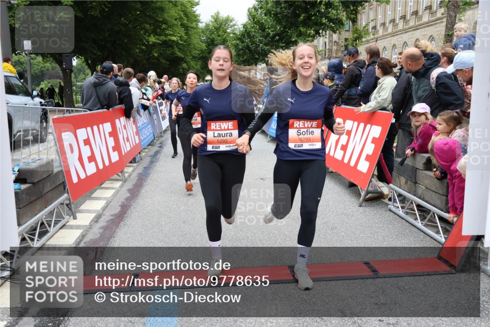 14.06.2026 - REWE Women's Run Strokosch-Dieckow http://msf.ph/oto/9778635 14.06.2026 11:03:25 Ziel 5058, 5292, 5293, 5331, 5345, 5367, 5449, 5460, 5557, 5736, 5750, 5751, 5783, 5784, 5795, 5813, 5866, 5957, 5983, 5988 meine-sportfotos.de