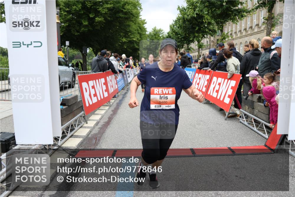 14.06.2026 - REWE Women's Run Strokosch-Dieckow http://msf.ph/oto/9778646 14.06.2026 11:03:24 Ziel 5038, 5039, 5058, 5292, 5293, 5331, 5345, 5367, 5449, 5460, 5557, 5736, 5750, 5751, 5783, 5784, 5795, 5813, 5866, 5890, 5891, 5957, 5983, 5988 meine-sportfotos.de