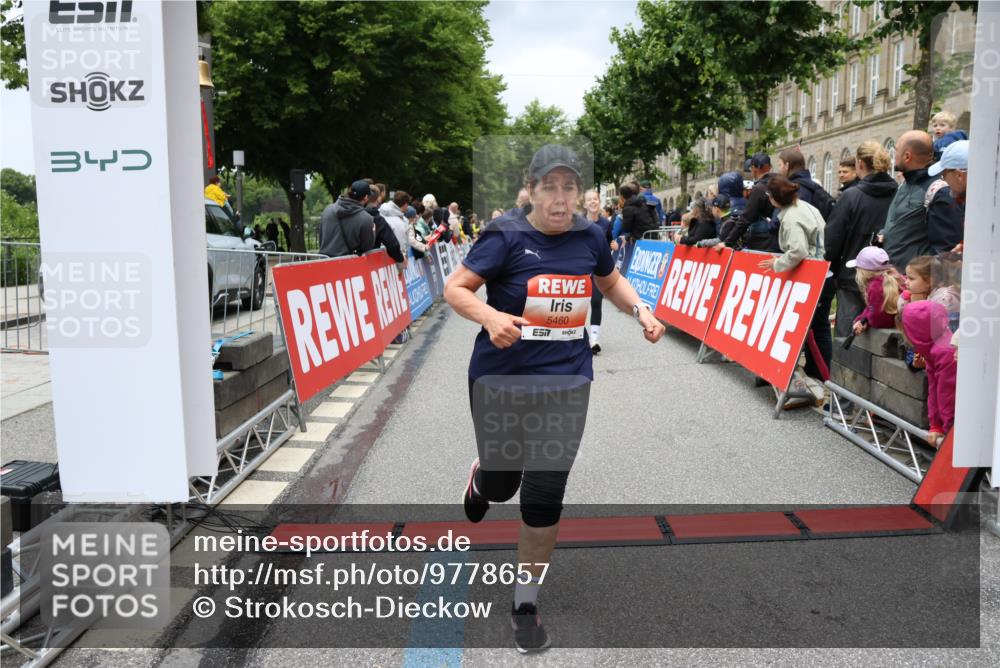 14.06.2026 - REWE Women's Run Strokosch-Dieckow http://msf.ph/oto/9778657 14.06.2026 11:03:23 Ziel 5038, 5039, 5058, 5292, 5293, 5331, 5345, 5367, 5449, 5460, 5557, 5736, 5750, 5751, 5783, 5784, 5795, 5813, 5866, 5867, 5890, 5891, 5957, 5983, 5988 meine-sportfotos.de