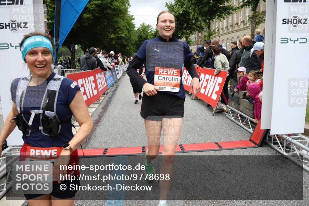 14.06.2026 - REWE Women's Run Strokosch-Dieckow http://msf.ph/oto/9778698 14.06.2026 11:03:22 Ziel 5038, 5039, 5058, 5292, 5293, 5331, 5345, 5367, 5449, 5460, 5557, 5657, 5736, 5750, 5751, 5783, 5784, 5795, 5813, 5867, 5890, 5891, 5957, 5983 meine-sportfotos.de