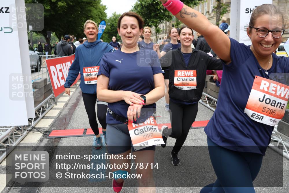 14.06.2026 - REWE Women's Run Strokosch-Dieckow http://msf.ph/oto/9778714 14.06.2026 11:03:19 Ziel 5038, 5039, 5058, 5285, 5331, 5358, 5449, 5460, 5525, 5557, 5578, 5657, 5736, 5742, 5750, 5751, 5783, 5784, 5795, 5798, 5813, 5867, 5890, 5891, 5957, 5983 meine-sportfotos.de