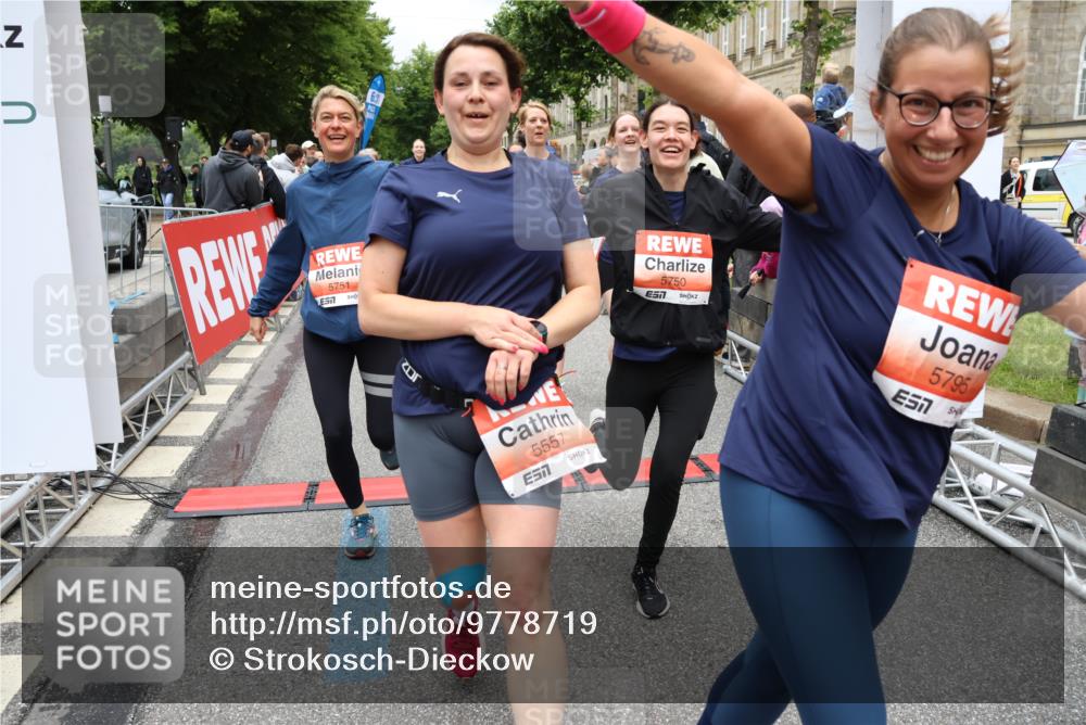 14.06.2026 - REWE Women's Run Strokosch-Dieckow http://msf.ph/oto/9778719 14.06.2026 11:03:19 Ziel 5038, 5039, 5058, 5285, 5331, 5358, 5449, 5460, 5525, 5557, 5578, 5657, 5736, 5742, 5750, 5751, 5783, 5784, 5795, 5798, 5813, 5867, 5890, 5891, 5957, 5983 meine-sportfotos.de