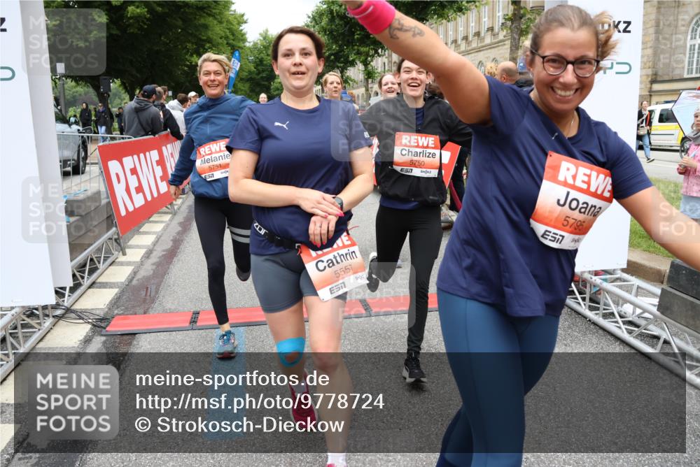 14.06.2026 - REWE Women's Run Strokosch-Dieckow http://msf.ph/oto/9778724 14.06.2026 11:03:19 Ziel 5038, 5039, 5058, 5285, 5331, 5358, 5449, 5460, 5525, 5557, 5578, 5657, 5736, 5742, 5750, 5751, 5783, 5784, 5795, 5798, 5813, 5867, 5890, 5891, 5957, 5983 meine-sportfotos.de