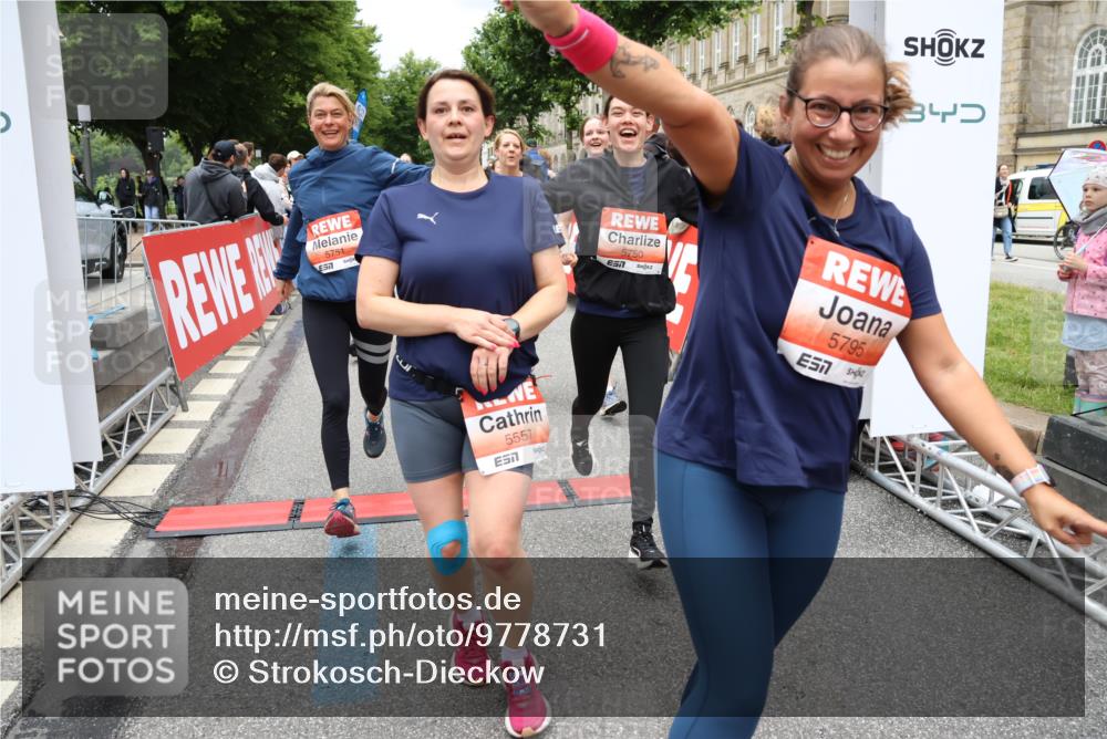 14.06.2026 - REWE Women's Run Strokosch-Dieckow http://msf.ph/oto/9778731 14.06.2026 11:03:19 Ziel 5038, 5039, 5058, 5285, 5331, 5358, 5449, 5460, 5525, 5557, 5578, 5657, 5736, 5742, 5750, 5751, 5783, 5784, 5795, 5798, 5813, 5867, 5890, 5891, 5957, 5983 meine-sportfotos.de