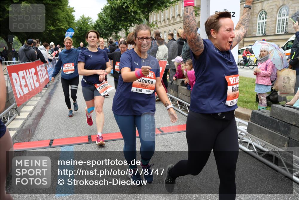 14.06.2026 - REWE Women's Run Strokosch-Dieckow http://msf.ph/oto/9778747 14.06.2026 11:03:18 Ziel 5038, 5039, 5058, 5285, 5331, 5358, 5449, 5525, 5557, 5578, 5657, 5736, 5742, 5750, 5751, 5783, 5784, 5795, 5798, 5813, 5867, 5890, 5891, 5957, 5983 meine-sportfotos.de