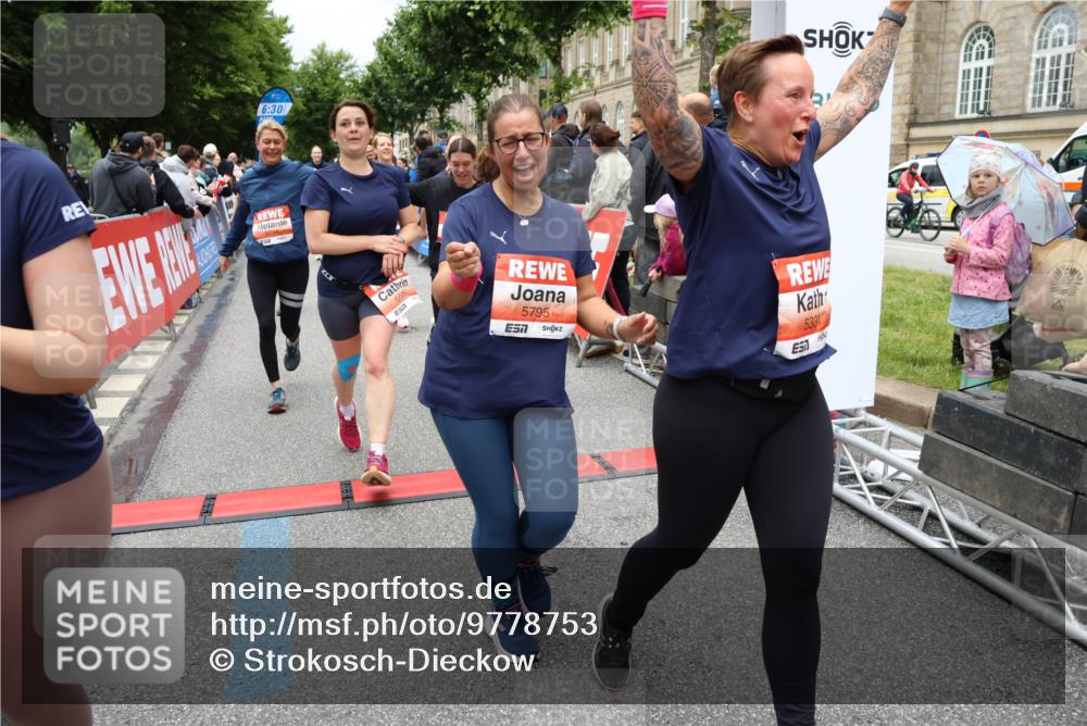 14.06.2026 - REWE Women's Run Strokosch-Dieckow http://msf.ph/oto/9778753 14.06.2026 11:03:18 Ziel 5038, 5039, 5058, 5285, 5331, 5358, 5449, 5525, 5557, 5578, 5657, 5736, 5742, 5750, 5751, 5783, 5784, 5795, 5798, 5813, 5867, 5890, 5891, 5957, 5983 meine-sportfotos.de