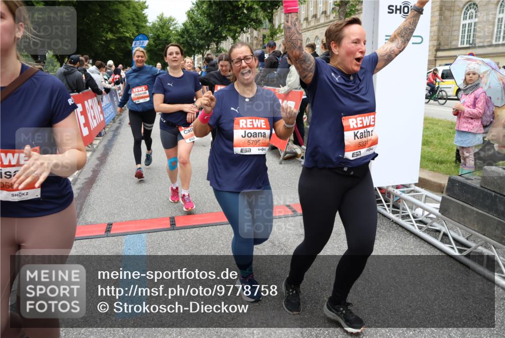 14.06.2026 - REWE Women's Run Strokosch-Dieckow http://msf.ph/oto/9778758 14.06.2026 11:03:18 Ziel 5038, 5039, 5058, 5285, 5331, 5358, 5449, 5525, 5557, 5578, 5657, 5736, 5742, 5750, 5751, 5783, 5784, 5795, 5798, 5813, 5867, 5890, 5891, 5957, 5983 meine-sportfotos.de