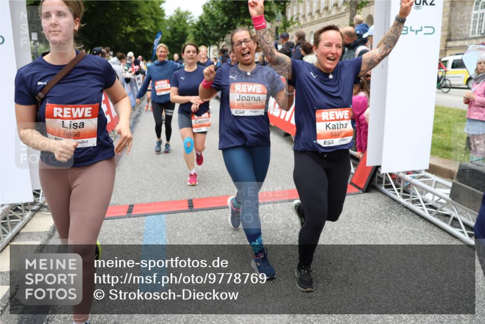 14.06.2026 - REWE Women's Run Strokosch-Dieckow http://msf.ph/oto/9778769 14.06.2026 11:03:18 Ziel 5038, 5039, 5058, 5285, 5331, 5358, 5449, 5525, 5557, 5578, 5657, 5736, 5742, 5750, 5751, 5783, 5784, 5795, 5798, 5813, 5867, 5890, 5891, 5957, 5983 meine-sportfotos.de
