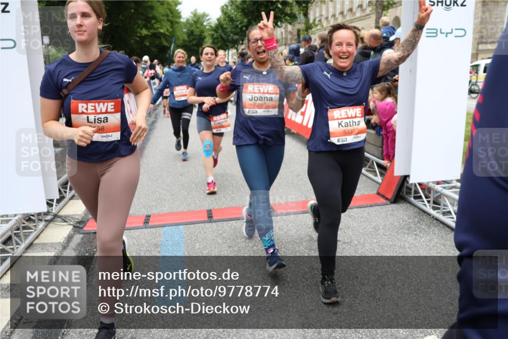 14.06.2026 - REWE Women's Run Strokosch-Dieckow http://msf.ph/oto/9778774 14.06.2026 11:03:18 Ziel 5038, 5039, 5058, 5285, 5331, 5358, 5449, 5525, 5557, 5578, 5657, 5736, 5742, 5750, 5751, 5783, 5784, 5795, 5798, 5813, 5867, 5890, 5891, 5957, 5983 meine-sportfotos.de