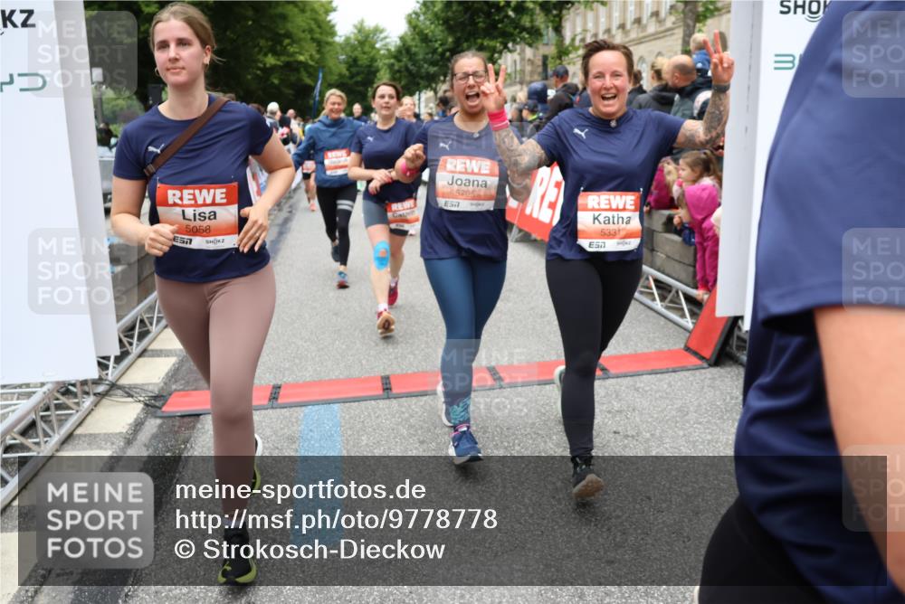 14.06.2026 - REWE Women's Run Strokosch-Dieckow http://msf.ph/oto/9778778 14.06.2026 11:03:18 Ziel 5038, 5039, 5058, 5285, 5331, 5358, 5449, 5525, 5557, 5578, 5657, 5736, 5742, 5750, 5751, 5783, 5784, 5795, 5798, 5813, 5867, 5890, 5891, 5957, 5983 meine-sportfotos.de