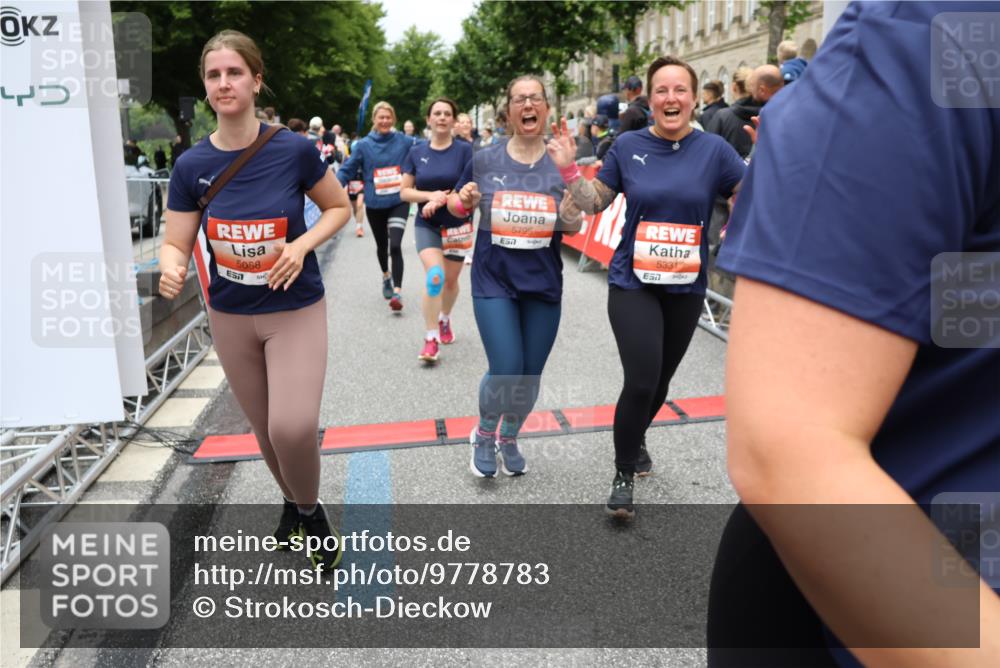 14.06.2026 - REWE Women's Run Strokosch-Dieckow http://msf.ph/oto/9778783 14.06.2026 11:03:18 Ziel 5038, 5039, 5058, 5285, 5331, 5358, 5449, 5525, 5557, 5578, 5657, 5736, 5742, 5750, 5751, 5783, 5784, 5795, 5798, 5813, 5867, 5890, 5891, 5957, 5983 meine-sportfotos.de