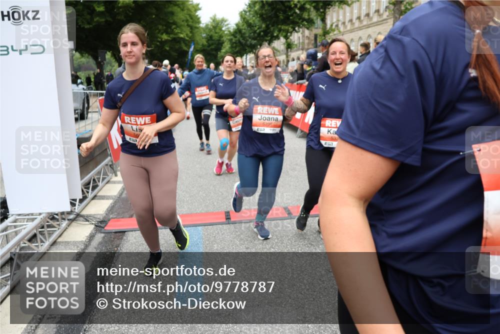 14.06.2026 - REWE Women's Run Strokosch-Dieckow http://msf.ph/oto/9778787 14.06.2026 11:03:18 Ziel 5038, 5039, 5058, 5285, 5331, 5358, 5449, 5525, 5557, 5578, 5657, 5736, 5742, 5750, 5751, 5783, 5784, 5795, 5798, 5813, 5867, 5890, 5891, 5957, 5983 meine-sportfotos.de