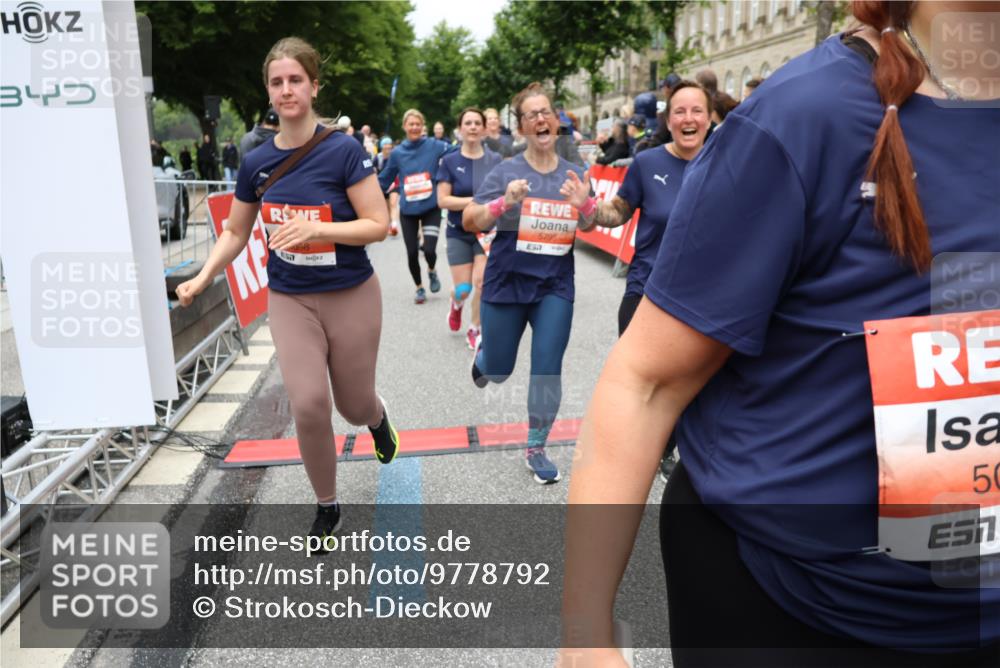 14.06.2026 - REWE Women's Run Strokosch-Dieckow http://msf.ph/oto/9778792 14.06.2026 11:03:18 Ziel 5038, 5039, 5058, 5285, 5331, 5358, 5449, 5525, 5557, 5578, 5657, 5736, 5742, 5750, 5751, 5783, 5784, 5795, 5798, 5813, 5867, 5890, 5891, 5957, 5983 meine-sportfotos.de