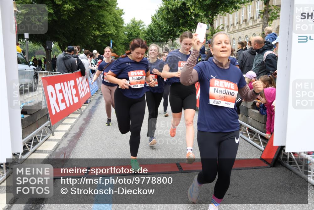 14.06.2026 - REWE Women's Run Strokosch-Dieckow http://msf.ph/oto/9778800 14.06.2026 11:03:16 Ziel 5038, 5039, 5058, 5285, 5331, 5358, 5449, 5525, 5557, 5578, 5657, 5736, 5742, 5750, 5751, 5783, 5784, 5795, 5798, 5867, 5890, 5891, 5957 meine-sportfotos.de