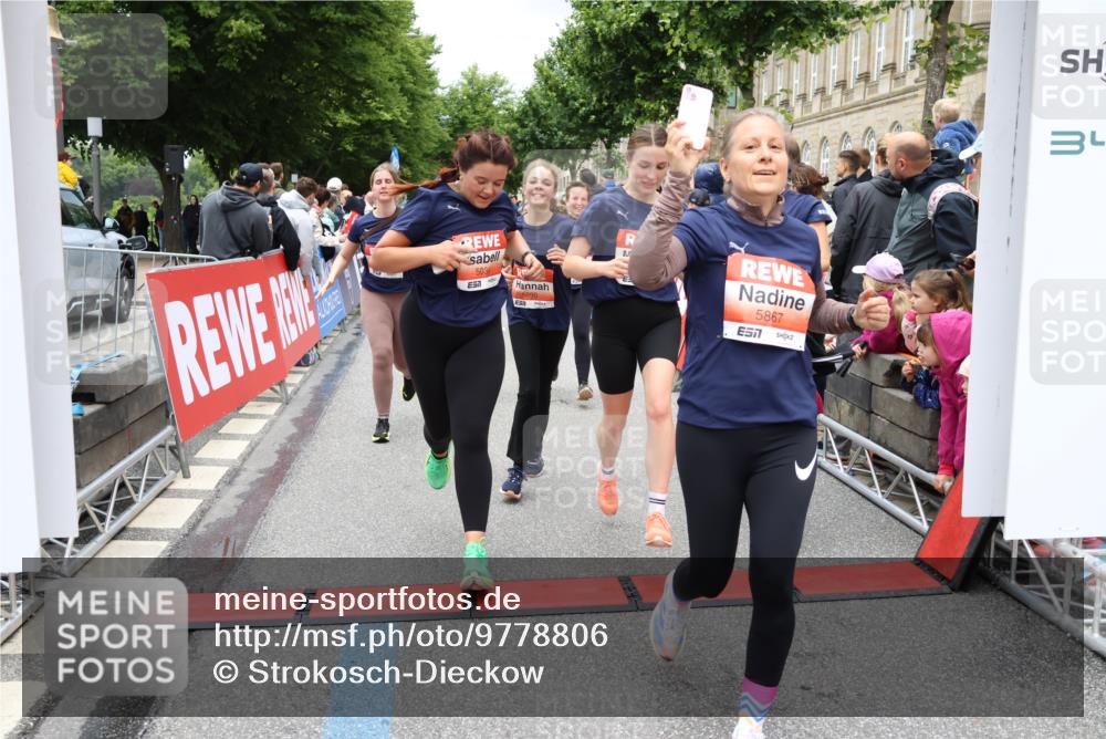 14.06.2026 - REWE Women's Run Strokosch-Dieckow http://msf.ph/oto/9778806 14.06.2026 11:03:16 Ziel 5038, 5039, 5058, 5285, 5331, 5358, 5449, 5525, 5557, 5578, 5657, 5736, 5742, 5750, 5751, 5783, 5784, 5795, 5798, 5867, 5890, 5891, 5957 meine-sportfotos.de